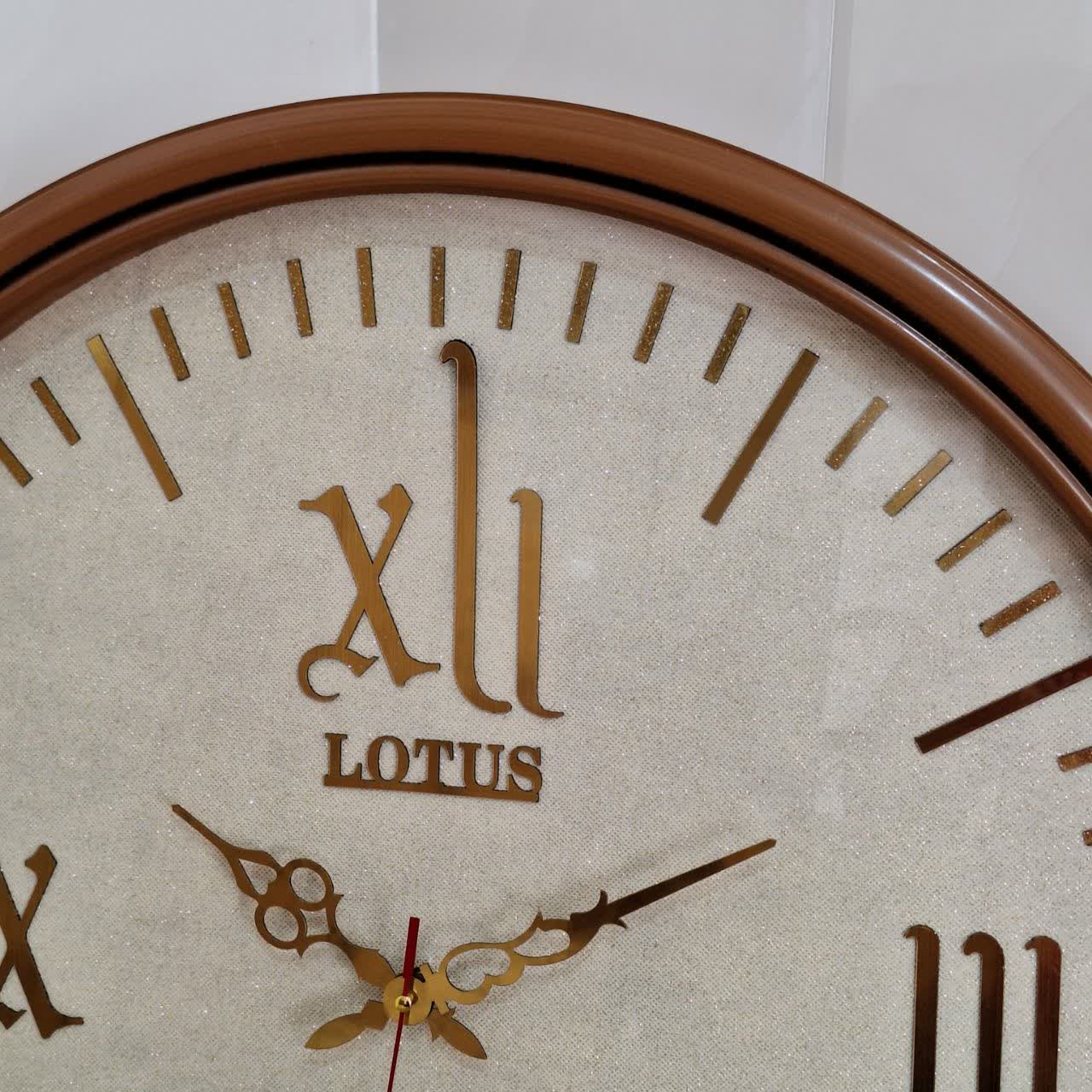 ساعت دیواری گرد ۶۵ سانتی لوتوس فایبر قهوهای داخل کرم با اعداد پلکسی یونانی طلایی نمای نزدیک
