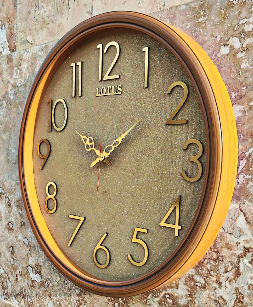 ساعت دیواری گرد ۶۵ سانتی لوتوس فایبر قهوهای با اعداد پلکسی طلایی از نمای دیگر