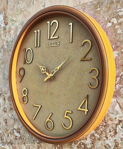 ساعت دیواری گرد ۶۵ سانتی لوتوس فایبر قهوهای با اعداد پلکسی طلایی از نمای دیگر