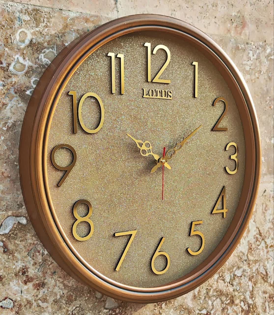 ساعت دیواری گرد ۶۵ سانتی لوتوس فایبر قهوهای با اعداد پلکسی طلایی
