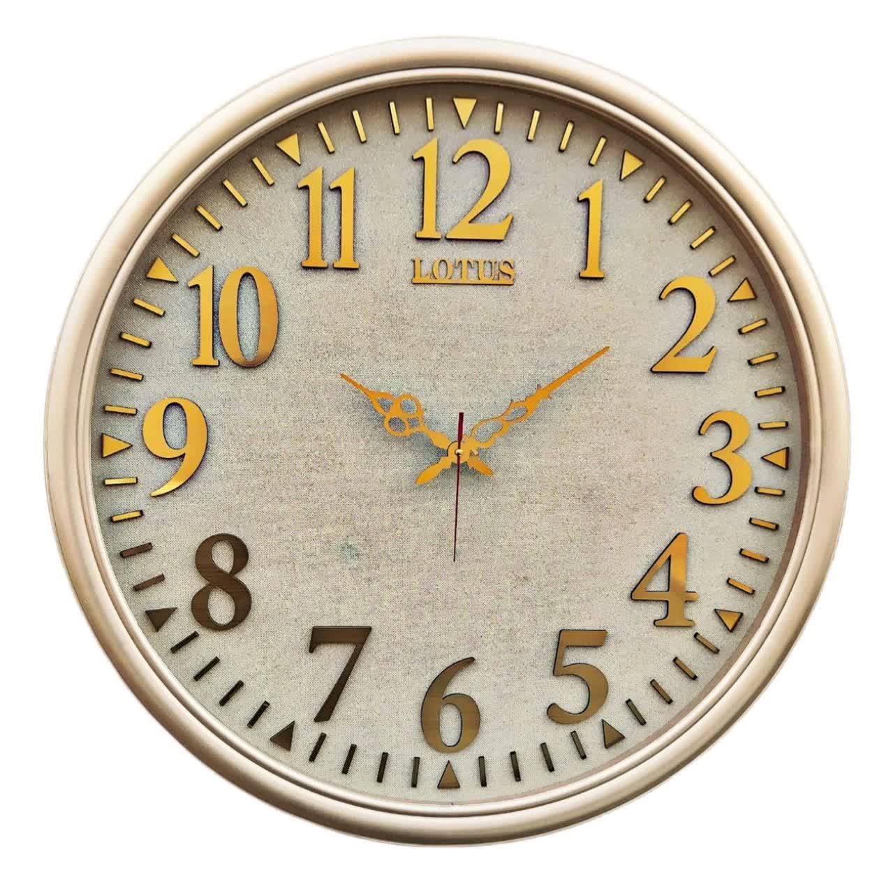 ساعت دیواری گرد ۶۵ سانتی لوتوس فایبر بژ طلایی با اعداد پلکسی طلایی از نمای رو به رو