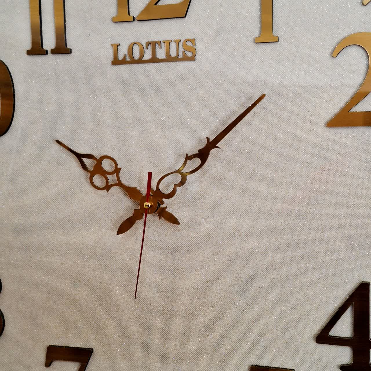 ساعت دیواری گرد ۶۵ سانتی لوتوس فایبر بژ طلایی با اعداد پلکسی طلایی نمای نزدیک